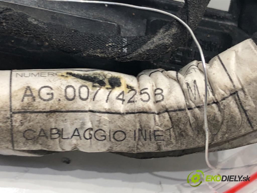 FIAT GRANDE PUNTO (199_) 2005 - 2022    1.2 48 kW [65 KM] benzyna 2005 - 2022  Lišta vstrekovacia 0077425B (Vstrekovacia lišta)