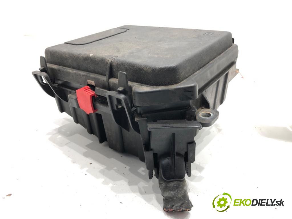 RENAULT MEGANE III Grandtour (KZ0/1) 2008 - 2022    1.4 TCe (KZ0F, KZ1V) 96 kW [130 KM] benzyna 2009 - 2022  Skrinka poistková 284B60008R (Poistková skrinka)