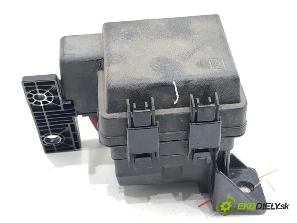 RENAULT MEGANE III Grandtour (KZ0/1) 2008 - 2022    1.4 TCe (KZ0F, KZ1V) 96 kW [130 KM] benzyna 2009 - 2022  skříňka poistková 243880001R (Pojistkové skříňky)