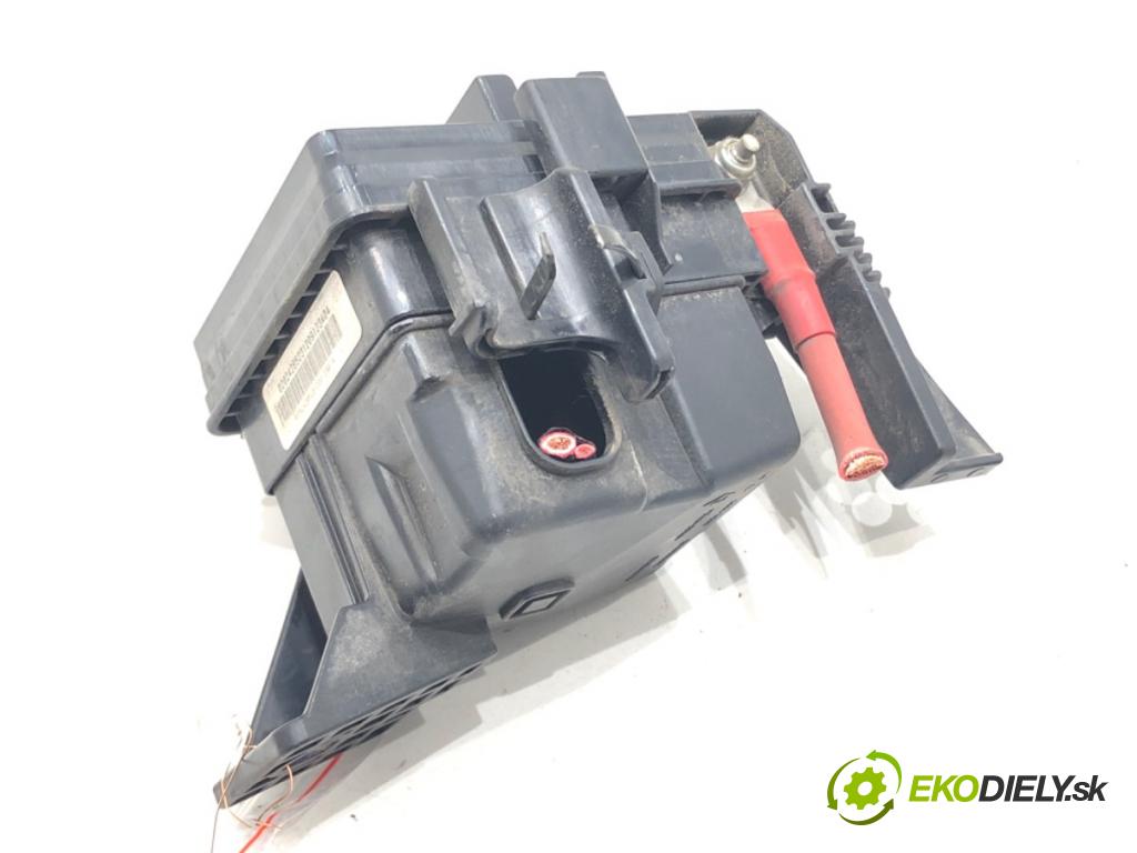 RENAULT MEGANE III Grandtour (KZ0/1) 2008 - 2022    1.4 TCe (KZ0F, KZ1V) 96 kW [130 KM] benzyna 2009 - 2022  skříňka poistková 243880001R (Pojistkové skříňky)