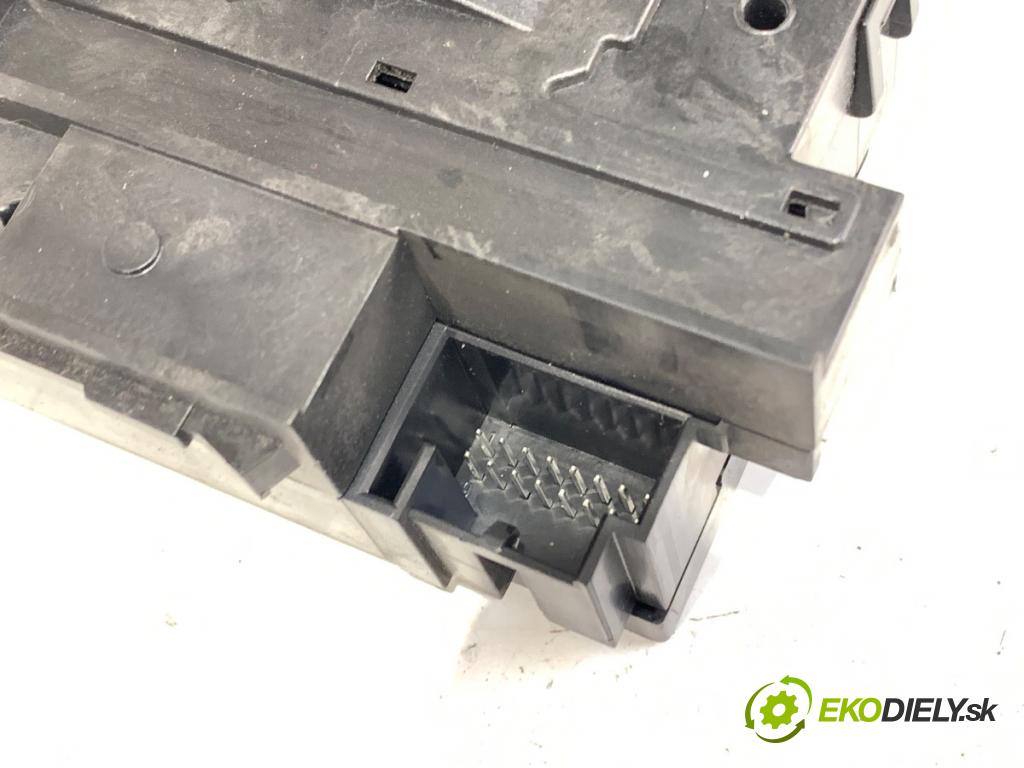 VW PASSAT B6 Variant (3C5) 2005 - 2011    2.0 TDI 103 kW [140 KM] olej napędowy 2005 - 2009  spinačka 3C0905843Q (Spínacia skrinka)