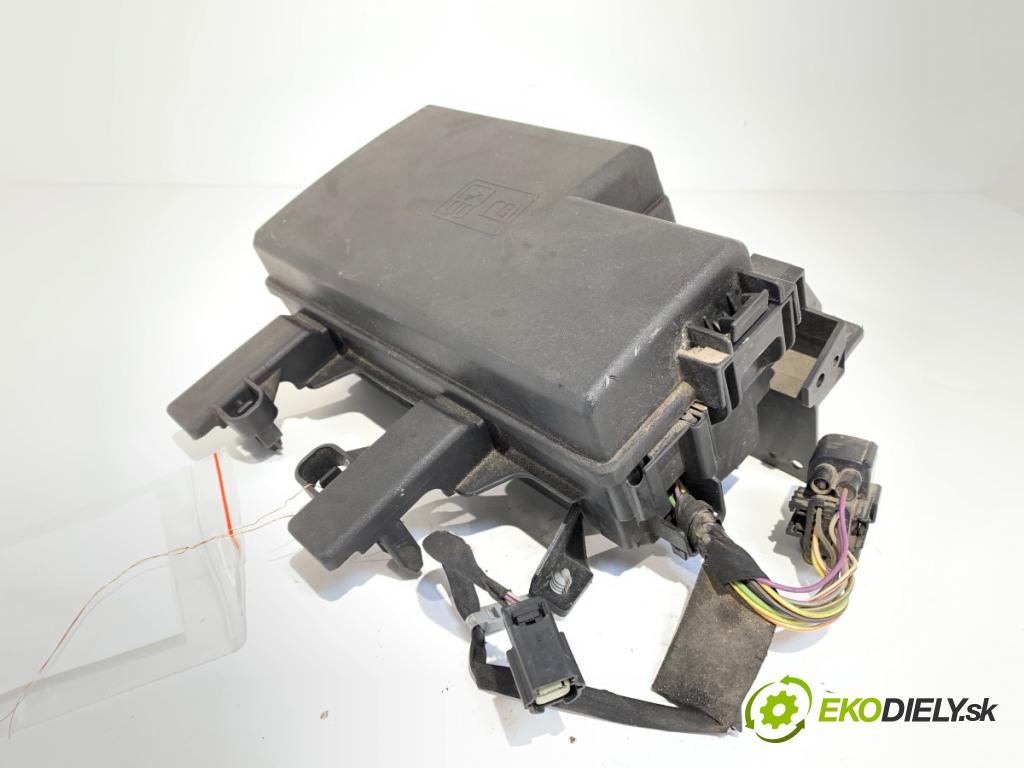 FORD USA MUSTANG coupe 2014 - 2022    2.3 EcoBoost 233 kW [317 KM] benzyna 2015 - 2022  skříňka poistková  (Pojistkové skříňky)