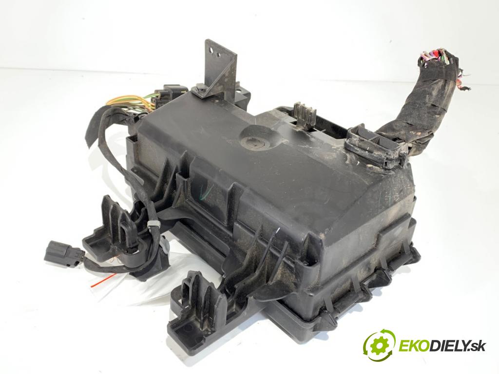 FORD USA MUSTANG coupe 2014 - 2022    2.3 EcoBoost 233 kW [317 KM] benzyna 2015 - 2022  skříňka poistková  (Pojistkové skříňky)