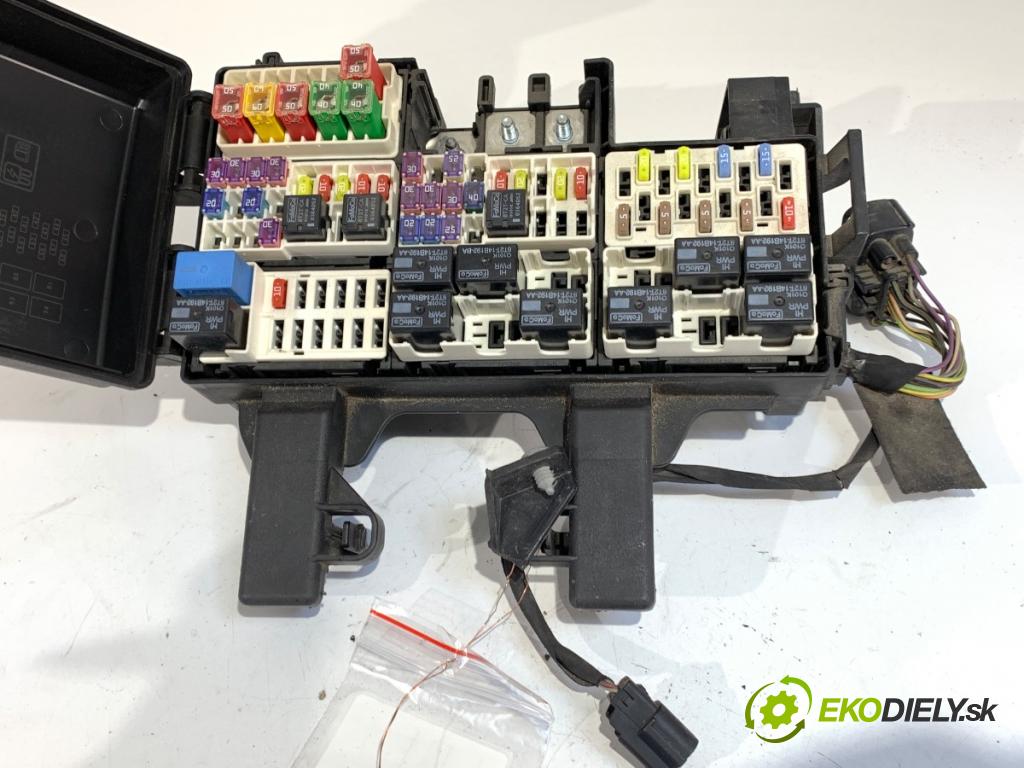 FORD USA MUSTANG coupe 2014 - 2022    2.3 EcoBoost 233 kW [317 KM] benzyna 2015 - 2022  skříňka poistková  (Pojistkové skříňky)