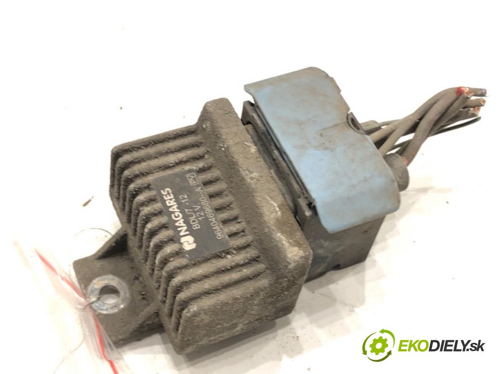 RENAULT LAGUNA III (BT0/1) 2007 - 2015    2.0 dCi (BT07, BT0J, BT14, BT1A, BT1S) 96 kW [131 KM] olej napędowy 2007 - 2015  relé sviečok žhavenia 9640469680A (Relé)