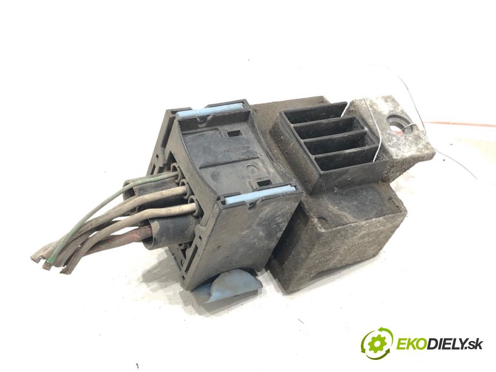 RENAULT LAGUNA III (BT0/1) 2007 - 2015    2.0 dCi (BT07, BT0J, BT14, BT1A, BT1S) 96 kW [131 KM] olej napędowy 2007 - 2015  relé sviečok žhavenia 9640469680A (Relé)