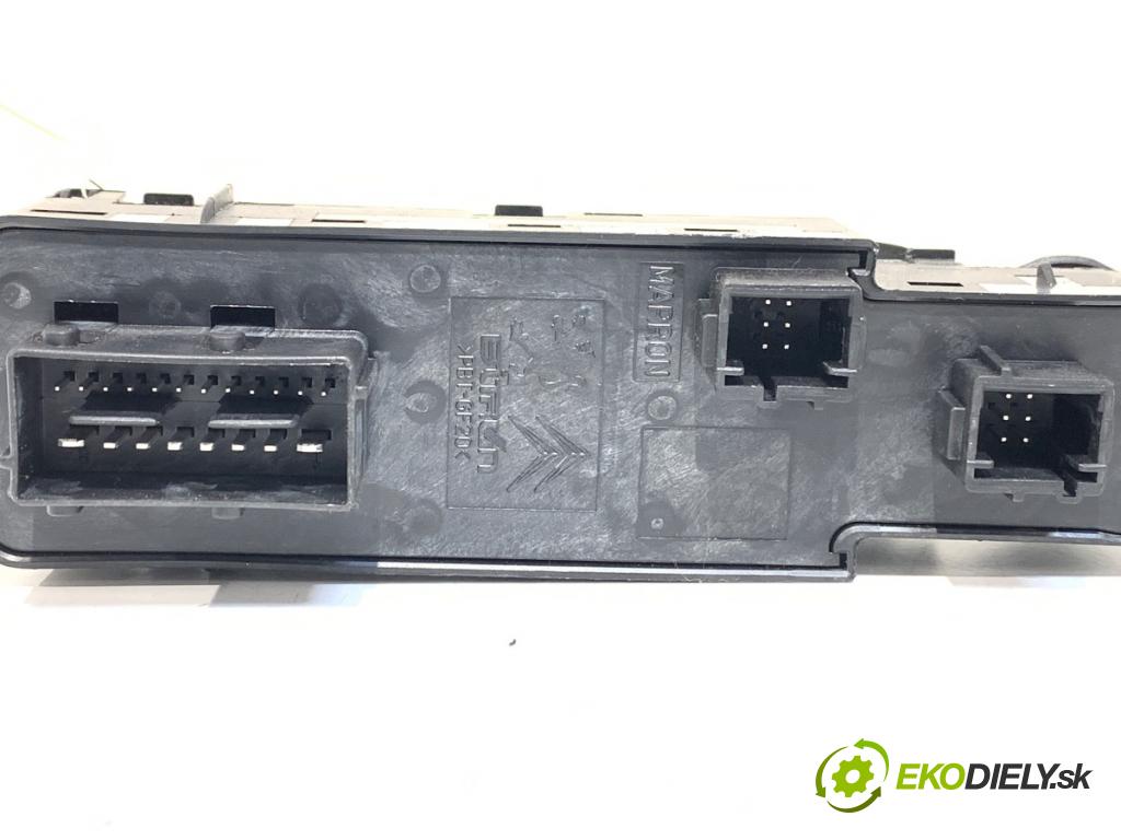 CITROEN C4 II (NC_) 2009 - 2022    1.6 HDi 115 84 kW [114 KM] olej napędowy 2012 - 2022  Prepínač okien 96657050ZD (Prepínacie páčky pod volantom)