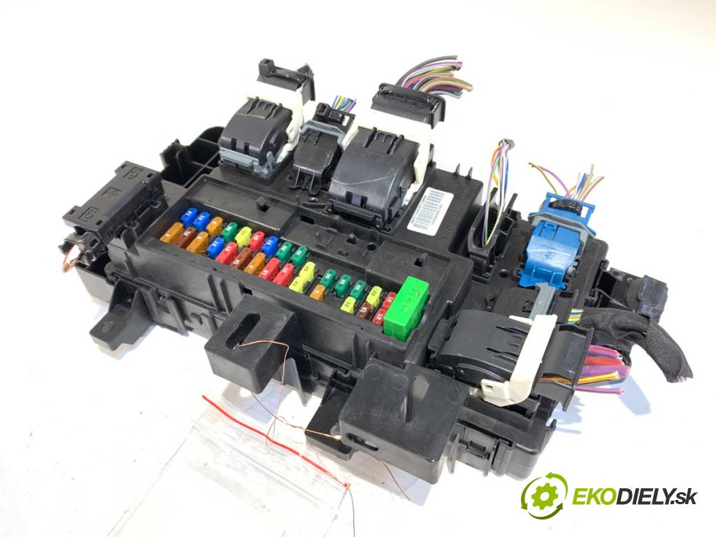 FORD USA MUSTANG coupe 2014 - 2022    2.3 EcoBoost 233 kW [317 KM] benzyna 2015 - 2022  skříňka poistková FR3T-15604-BH (Pojistkové skříňky)