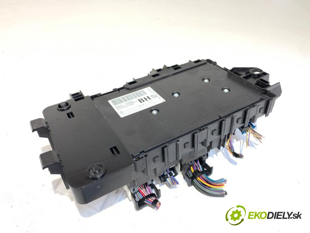 FORD USA MUSTANG coupe 2014 - 2022    2.3 EcoBoost 233 kW [317 KM] benzyna 2015 - 2022  skříňka poistková FR3T-15604-BH (Pojistkové skříňky)