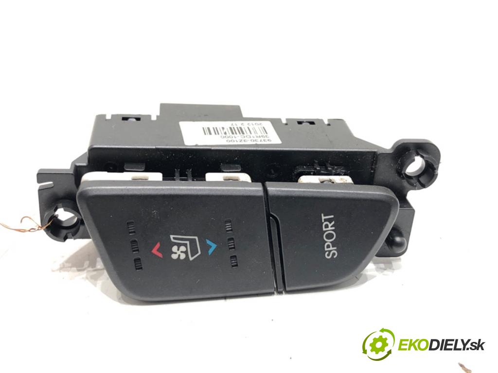 HYUNDAI i40 I (VF) 2012 - 2022    1.7 CRDi 100 kW [136 KM] olej napędowy 2012 - 2022  Prepínač vyhrievania sedačky ľavy 93730-3Z100