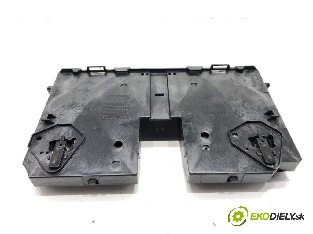 VW PASSAT B6 Variant (3C5) 2005 - 2011    2.0 TDI 103 kW [140 KM] olej napędowy 2005 - 2009  Držiak na nápoje 3C0858407 (Úchyt, držiak na nápoje)