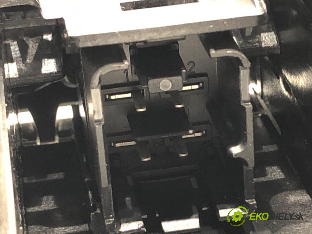 VW PASSAT B6 Variant (3C5) 2005 - 2011    2.0 TDI 103 kW [140 KM] olej napędowy 2005 - 2009  Držiak na nápoje 3C0858407 (Úchyt, držiak na nápoje)