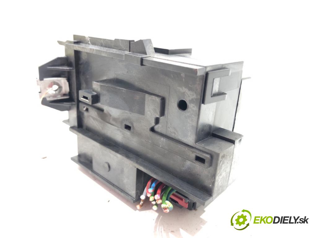 VW PASSAT B6 Variant (3C5) 2005 - 2011    2.0 TDI 103 kW [140 KM] olej napędowy 2005 - 2009  spinačka 3C0905843Q (Spínacia skrinka)