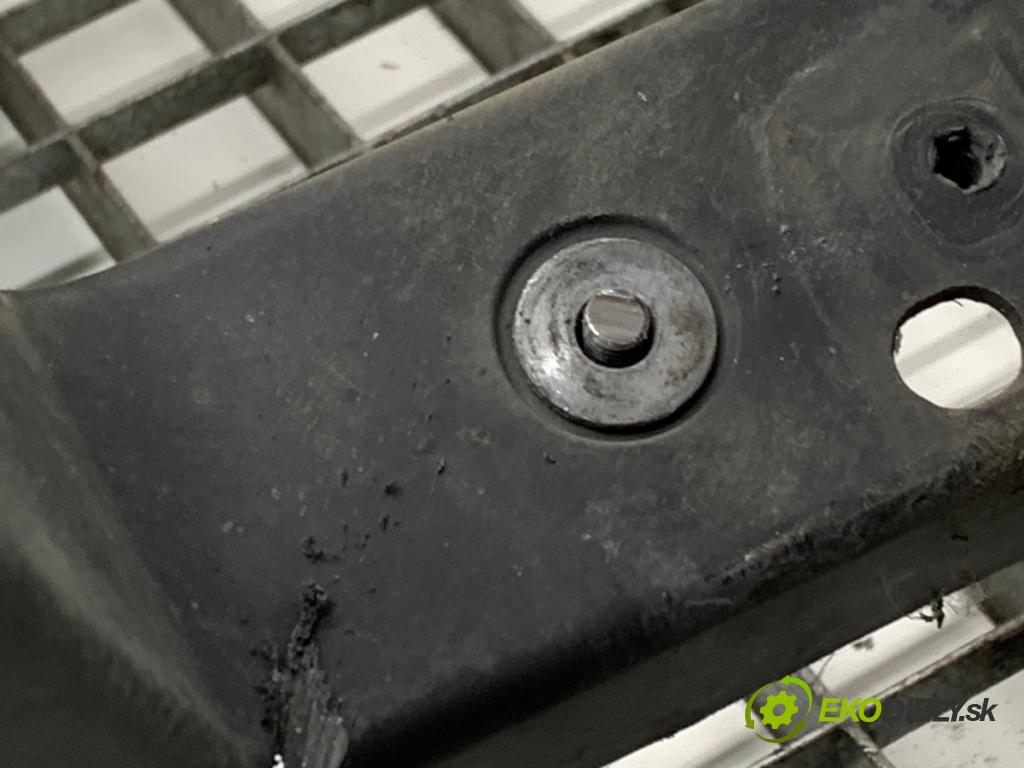 VW PASSAT B6 Variant (3C5) 2005 - 2011    2.0 TDI 103 kW [140 KM] olej napędowy 2005 - 2009  držák přední část 3C0805588D (Výztuhy přední)