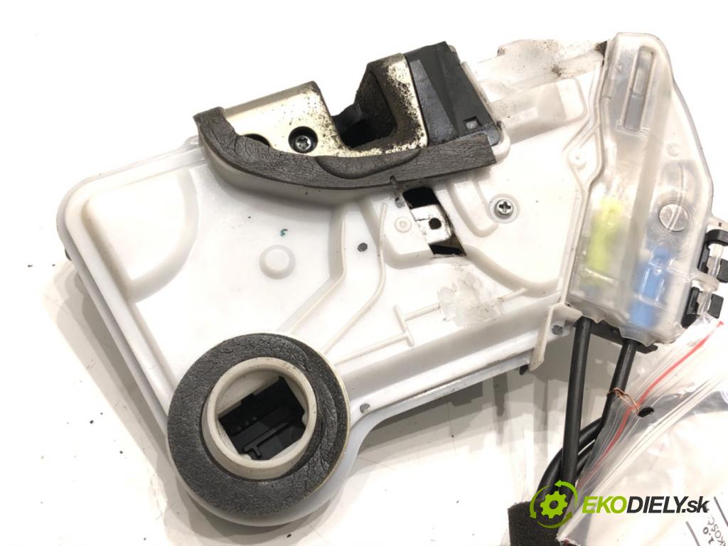 TOYOTA AYGO (_B4_) 2014 - 2022    1.0 (KGB40) 51 kW [69 KM] benzyna 2014 - 2022  zámok dveře pravý přední část