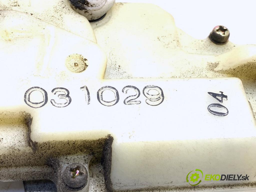 TOYOTA YARIS (_P1_) 1999 - 2005    1.4 D-4D (NLP10_) 55 kW [75 KM] olej napędowy 2001 - 2005  zámok dveře levý přední část