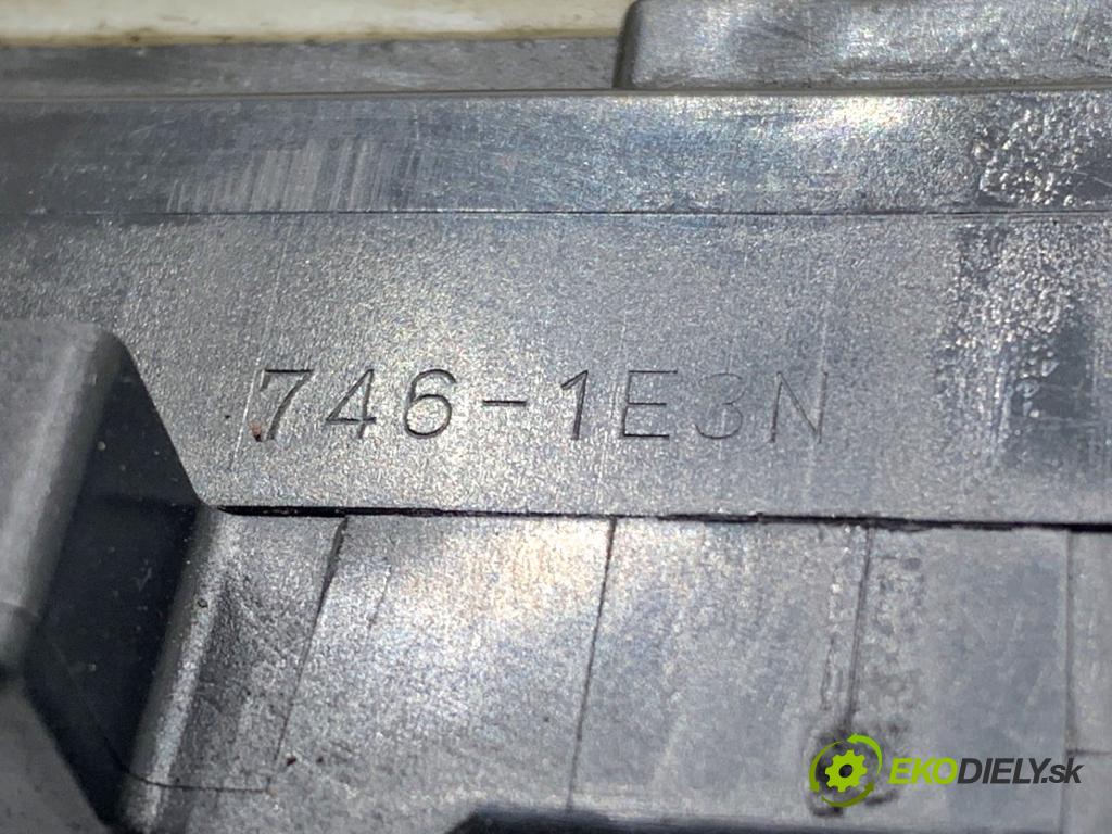 TOYOTA YARIS (_P1_) 1999 - 2005    1.4 D-4D (NLP10_) 55 kW [75 KM] olej napędowy 2001 - 2005  Prepínač smeroviek  (Prepínacie páčky pod volantom)