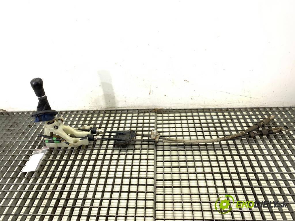 TOYOTA YARIS (_P1_) 1999 - 2005    1.4 D-4D (NLP10_) 55 kW [75 KM] olej napędowy 2001 - 2005  Kulisa  (Rýchlostná páka (kulisa))