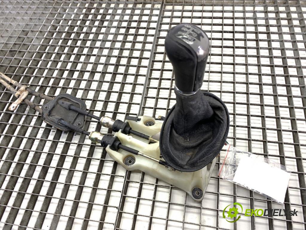 TOYOTA YARIS (_P1_) 1999 - 2005    1.4 D-4D (NLP10_) 55 kW [75 KM] olej napędowy 2001 - 2005  Kulisa  (Rýchlostná páka (kulisa))