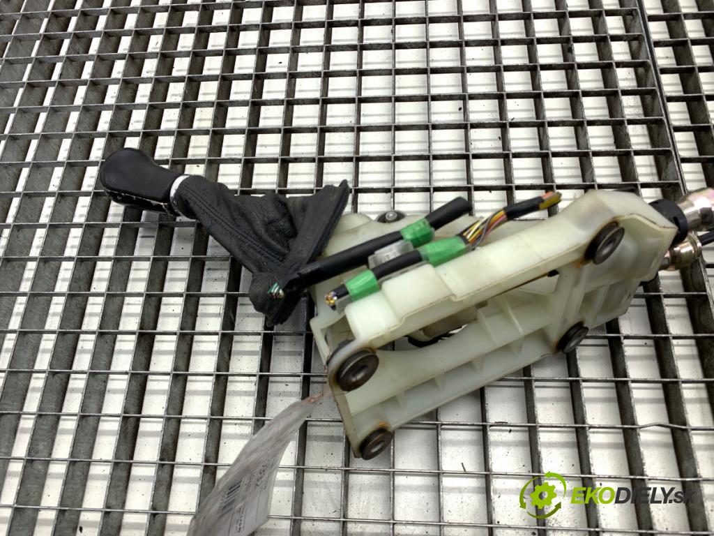 TOYOTA YARIS (_P1_) 1999 - 2005    1.4 D-4D (NLP10_) 55 kW [75 KM] olej napędowy 2001 - 2005  Kulisa  (Rýchlostná páka (kulisa))