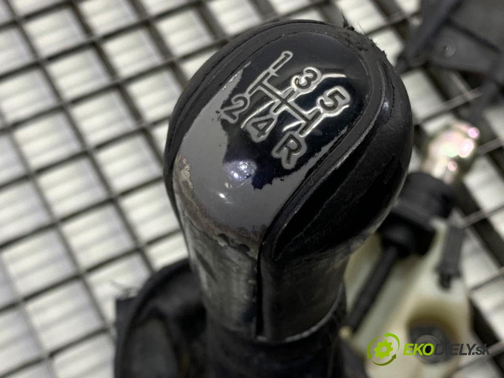 TOYOTA YARIS (_P1_) 1999 - 2005    1.4 D-4D (NLP10_) 55 kW [75 KM] olej napędowy 2001 - 2005  Kulisa  (Rýchlostná páka (kulisa))