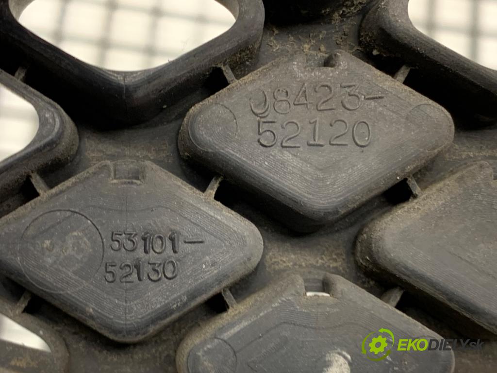 TOYOTA YARIS (_P1_) 1999 - 2005    1.4 D-4D (NLP10_) 55 kW [75 KM] olej napędowy 2001 - 2005  mřížka maska 08423-52120 (Mřížky (masky) chladičů)