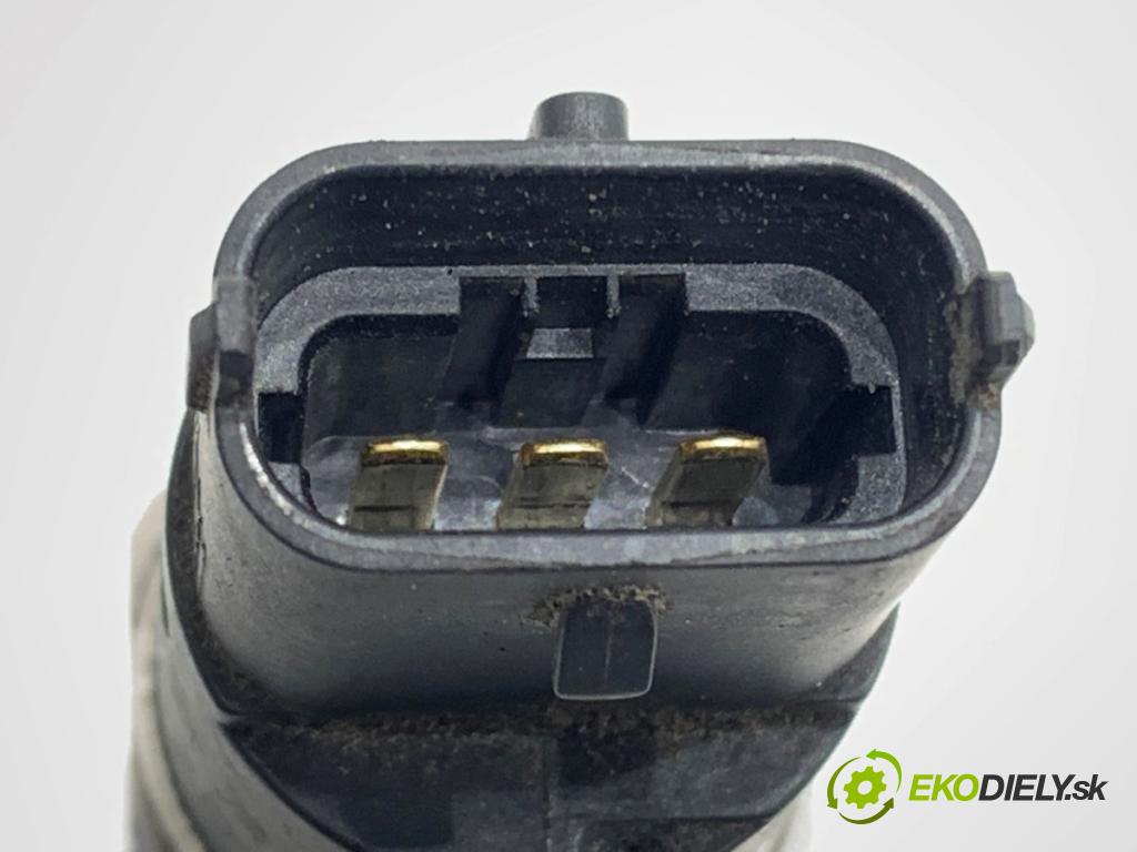 TOYOTA YARIS (_P1_) 1999 - 2005    1.4 D-4D (NLP10_) 55 kW [75 KM] olej napędowy 2001 - 2005  Snímač tlaku paliva 0281002521 (Snímač)
