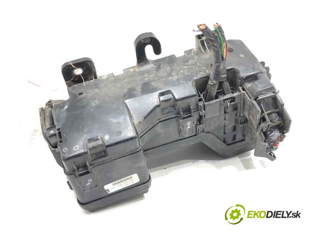 TOYOTA AYGO (_B4_) 2014 - 2022    1.0 (KGB40) 51 kW [69 KM] benzyna 2014 - 2022  skříňka poistková 821110HT10 (Pojistkové skříňky)