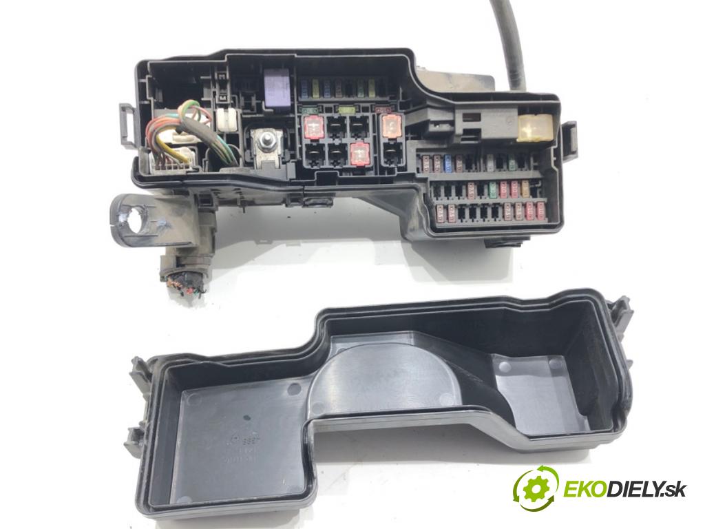 TOYOTA AYGO (_B4_) 2014 - 2022    1.0 (KGB40) 51 kW [69 KM] benzyna 2014 - 2022  skříňka poistková 821110HT10 (Pojistkové skříňky)