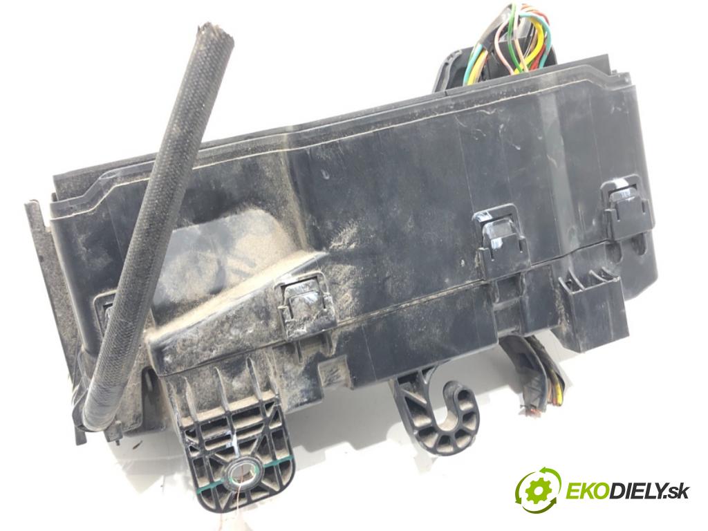 TOYOTA AYGO (_B4_) 2014 - 2022    1.0 (KGB40) 51 kW [69 KM] benzyna 2014 - 2022  skříňka poistková 821110HT10 (Pojistkové skříňky)