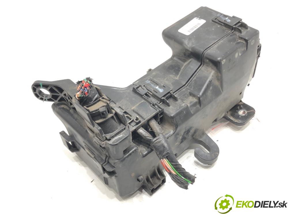 TOYOTA AYGO (_B4_) 2014 - 2022    1.0 (KGB40) 51 kW [69 KM] benzyna 2014 - 2022  skříňka poistková 821110HT10 (Pojistkové skříňky)