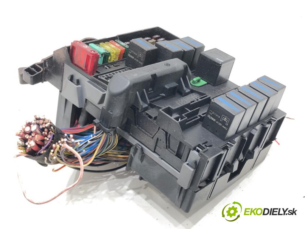 SMART FORTWO coupe (450) 2004 - 2007    0.6 (450.332) 45 kW [61 KM] benzyna 2004 - 2007  skříňka poistková 0001683V001 (Pojistkové skříňky)