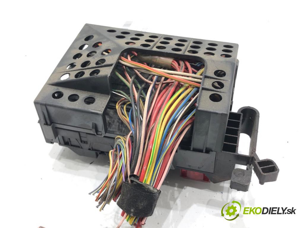 SMART FORTWO coupe (450) 2004 - 2007    0.6 (450.332) 45 kW [61 KM] benzyna 2004 - 2007  skříňka poistková 0001683V001 (Pojistkové skříňky)