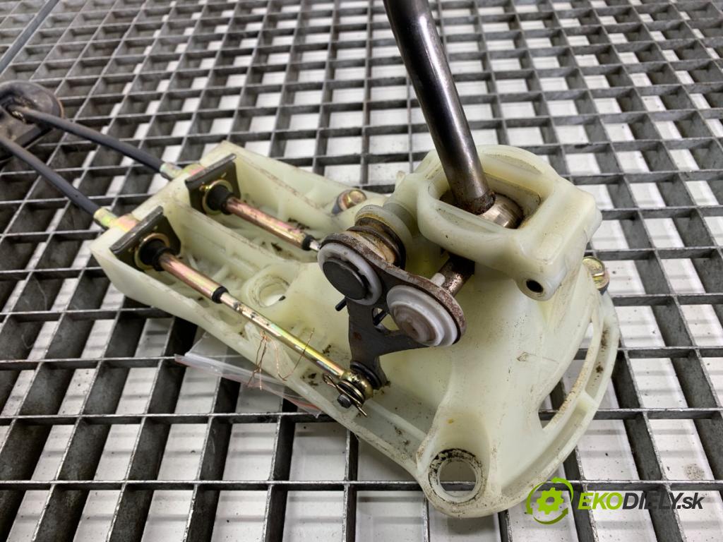 HONDA CR-V I (RD) 1995 - 2002    2.0 16V 4WD (RD1, RD3) 108 kW [147 KM] benzyna 1999 - 2002  Kulisa  (Rýchlostná páka (kulisa))