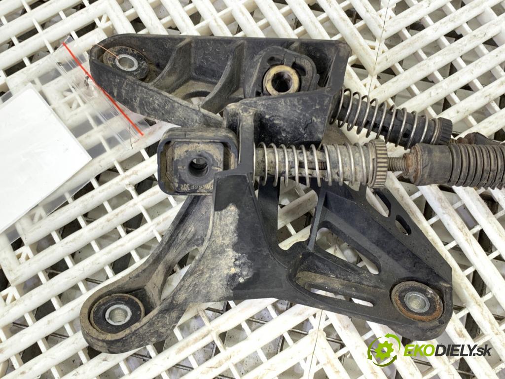 VW PASSAT B6 Variant (3C5) 2005 - 2011    1.9 TDI 77 kW [105 KM] olej napędowy 2005 - 2010  Kulisa 3C0711049L (Rýchlostná páka (kulisa))