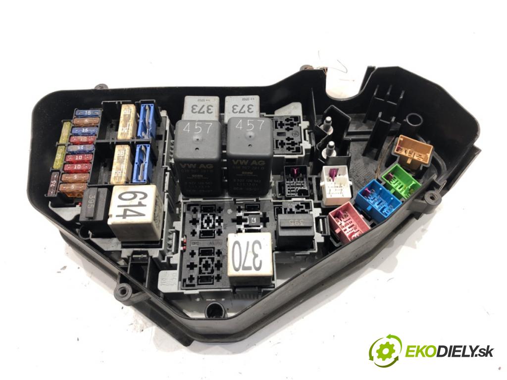 AUDI Q7 (4LB) 2006 - 2016    4.2 TDI quattro 240 kW [326 KM] olej napędowy 2007 - 2009  skříňka poistková 7L0937615H (Pojistkové skříňky)