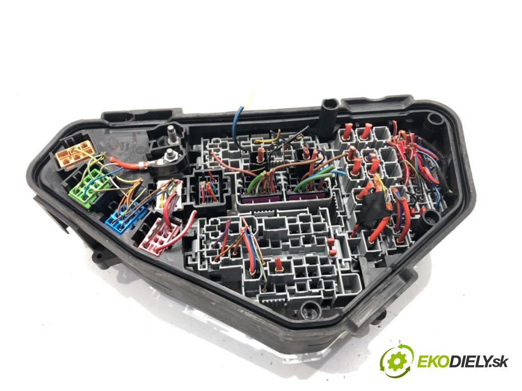 AUDI Q7 (4LB) 2006 - 2016    4.2 TDI quattro 240 kW [326 KM] olej napędowy 2007 - 2009  skříňka poistková 7L0937615H (Pojistkové skříňky)