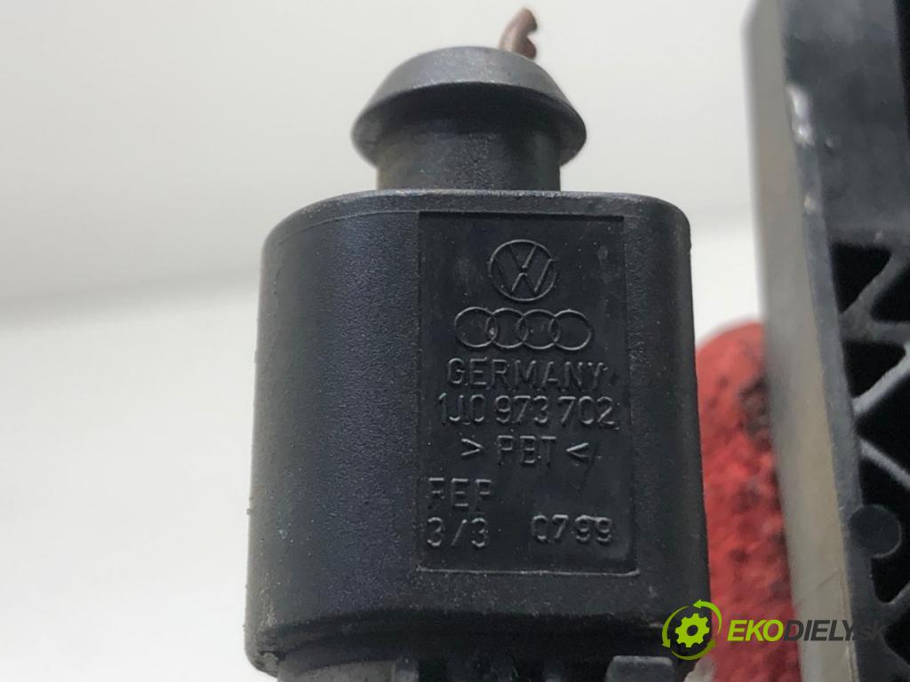 AUDI Q7 (4LB) 2006 - 2016    4.2 TDI quattro 240 kW [326 KM] olej napędowy 2007 - 2009  Kľučka vonkajšia ľavy zad
