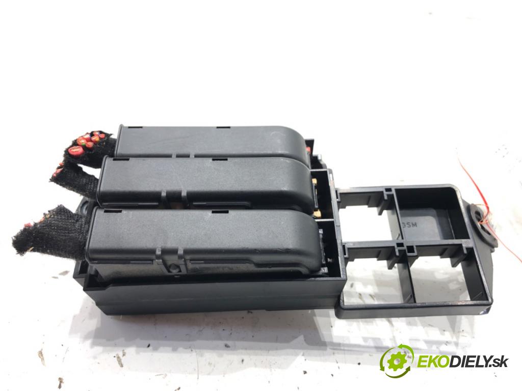 AUDI Q7 (4LB) 2006 - 2016    4.2 TDI quattro 240 kW [326 KM] olej napędowy 2007 - 2009  skříňka poistková 4L0971845A (Pojistkové skříňky)