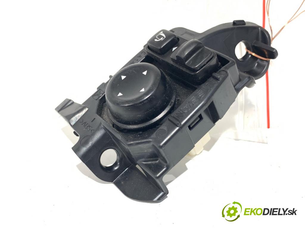 NISSAN QASHQAI J11 SUV 2021 103 kW 1.3 DIG-T 1332 Prepínač nastavenia spätných zrkadiel 255704EA1B (Prepínacie páčky pod volantom)