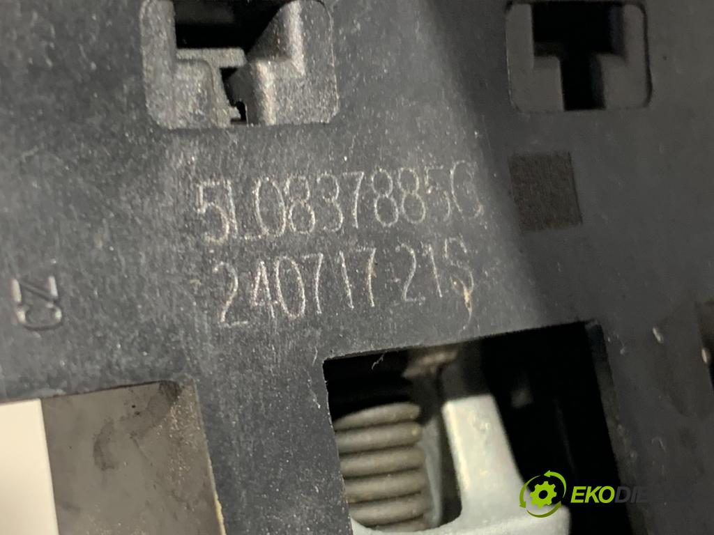 SKODA OCTAVIA III Kombi 2017 110 kW 1.4 TSI 1395 Kľučka vonkajšia ľavy zad
