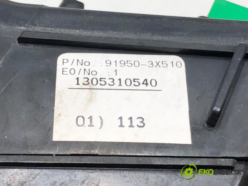 HYUNDAI i30 liftback 2013 88 kW 1.6 1591 Skrinka poistková 91951-3X140 (Poistková skrinka)