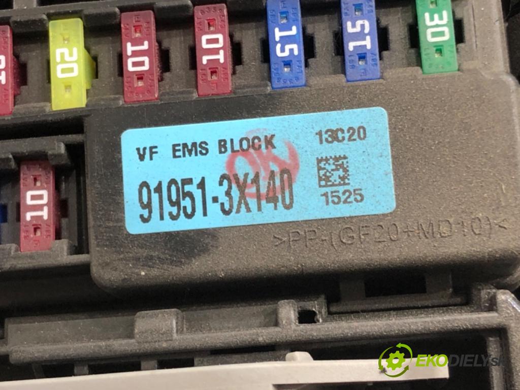 HYUNDAI i30 liftback 2013 88 kW 1.6 1591 Skrinka poistková 91951-3X140 (Poistková skrinka)