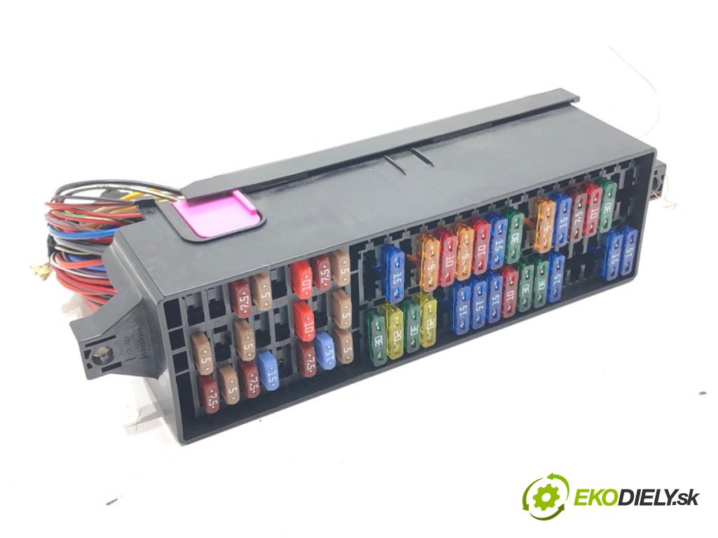 SKODA RAPID (NA2) 2011 - 2022    1.6 TDI 77 kW [105 KM] olej napędowy 2011 - 2013  skříňka poistková  (Pojistkové skříňky)