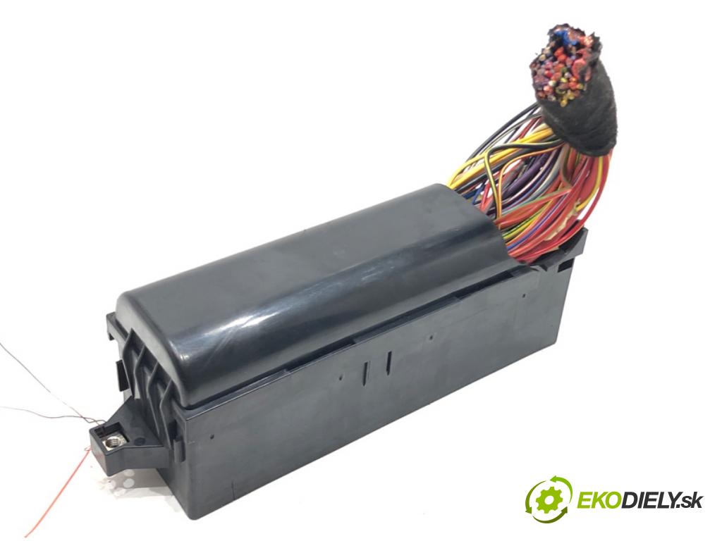 SKODA RAPID (NA2) 2011 - 2022    1.6 TDI 77 kW [105 KM] olej napędowy 2011 - 2013  skříňka poistková  (Pojistkové skříňky)