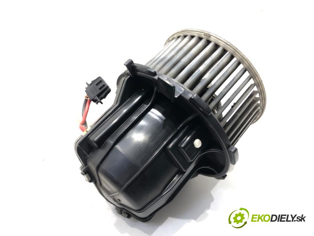 AUDI A4 B8 sedan 2011 176 kW 3.0 TDI quattro 2967 ventilátor kúrenia U0851003