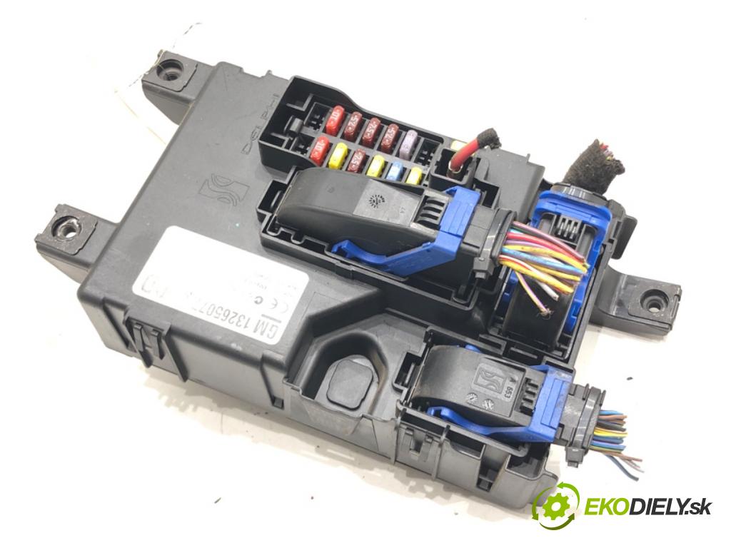 OPEL CORSA D (S07) 2006 - 2014    1.2 (L08, L68) 59 kW [80 KM] benzyna 2006 - 2014  Modul BSI 13265077 (Poistková skrinka)