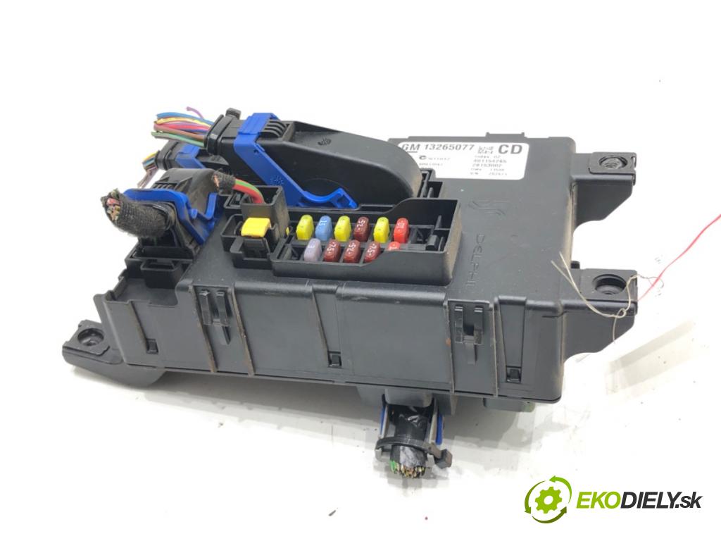 OPEL CORSA D (S07) 2006 - 2014    1.2 (L08, L68) 59 kW [80 KM] benzyna 2006 - 2014  Modul BSI 13265077 (Poistková skrinka)