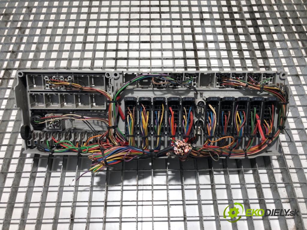 SCANIA 4 - series 1995 - 2008 114 C/330 skříňka poistková 1498931 (Pojistkové skříňky)