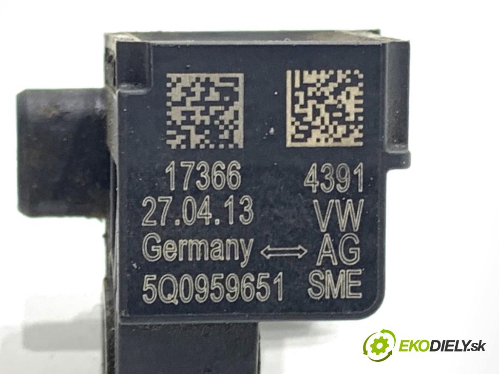 VW GOLF VII (5G1, BQ1, BE1, BE2) 2012 - 2022    1.4 TSI 90 kW [122 KM] benzyna 2012 - 2022  snímač nárazu 5Q0959651 (Snímače nárazu)
